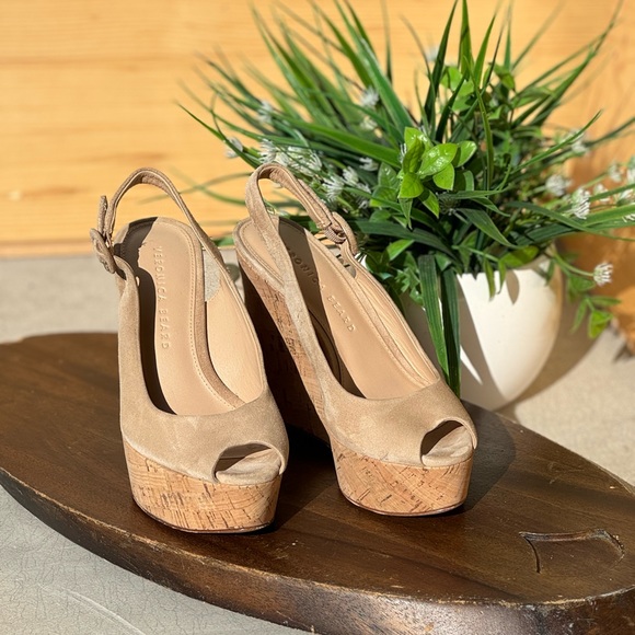 Veronica Beard
Dali Sand Suede Peep-Toe Wedge Platform Sandals size 8 women - Picture 8 of 15